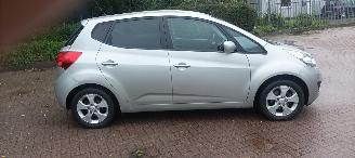 Kia Venga 1.6-16v Automaat Keyless entry Climatecontrol Stoelverwarming Lichtautomaat Privacyglas armsteun voor en achter Trekhaak Parkeersensoren 4xelek ramen Elektrische-spiegels met verwarming mistlampen 16 inch velgen picture 3