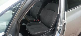 Kia Venga 1.6-16v Automaat Keyless entry Climatecontrol Stoelverwarming Lichtautomaat Privacyglas armsteun voor en achter Trekhaak Parkeersensoren 4xelek ramen Elektrische-spiegels met verwarming mistlampen 16 inch velgen picture 11