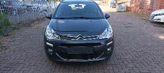 Vaurioauto  passenger cars Citroën C3 1.2-12v 82pk Euro6 Airconditioning CruiseControl Leren-Stuurwiel Mistlampen Led-Dagrijverlichting Radio met kleuren lcd Display Apple CarPlay MirrorLink parkeersensoren achter 4xelek ramen Elektrische-spiegels centrale vergrendeling met afstandsbediening 2016/6