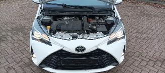 Toyota Yaris Facelift model Edition 1.5VVTI-E Airconditioning stoelverwarming Multicolor Display Met Navi voorbereiding Achteruitrijcamera Regensensor Licht assistent Drivelane assistent Leren multi stuurwiel Mistlampen 15-inch Toyota velgen picture 16