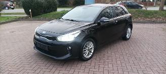 Kia Rio Bj:11-2019 1.4-16v Automatik Dream Team Edition Led Koplampen Navigatie Climatecontrol Stoelverwarming stuurwiel met verwarming Achteruitrijcamera 4xelek ramen Privacyglas Lichtautomaat Mistlampen 16-inch Kia velgen Metallic lak 2019/11