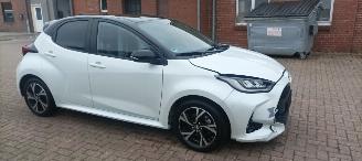 Toyota Yaris Bj:11-2024 Black& White Edition 1.5-Hybrid Climatecontrol CruiseControl Stoelverwarming Lichtautomaat Privacyglas Full-Led koplampen Apple Car Android Systeem Inductie laadstation Stuurwiel met verwarming Achteruitrijcamera 4xelek ramen 2024/11