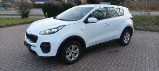 Voiture accidenté Kia Sportage Bj:9-2017 1.6-benzine 132pk Airconditioning CruiseControl Leren-Stuurwiel armsteun 1-eigenaar! 2017/9