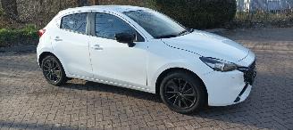 Voiture accidenté Mazda 2 Bj: 12-2023 1.5 Automatik Climatecontrol CruiseControl Stoelverwarming Lichtautomaat Privacyglas Stuurwiel met verwarming Achteruitrijcamera parkeersensoren Apple CarPlay MirrorLink Led verlichting Dab-audio 2023/12