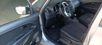 Kia Venga Bj: 8-2013 1.6 Automatik Climatecontrol Keyless-entry Stoelverwarming Lichtautomaat Privacyglas leren stuurwiel armsteun voor en achter Trekhaak Parkeersensoren mistlampen 16 inch velgen picture 7