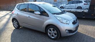 Kia Venga Bj: 8-2013 1.6 Automatik Climatecontrol Keyless-entry Stoelverwarming Lichtautomaat Privacyglas leren stuurwiel armsteun voor en achter Trekhaak Parkeersensoren mistlampen 16 inch velgen picture 5