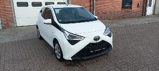Auto incidentate Toyota Aygo 1.0-VVT-i 72pk X-Play airco elektrische buitenspiegels met verwarming Centrale vergrendeling met afstandsbediening Led koplampen led achterlichten Hoogglans buiten design Deelbare achterbank getinte ruiten 2018/9