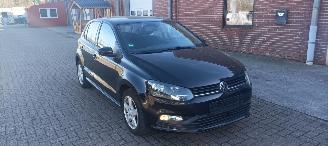 Damaged car Volkswagen Polo 1.4-TDI Euro-6 Climatecontrol Stoelverwarming Regensensor leren stuurwiel mistlampen Elektrische ramen Elektrische-spiegels met verwarming Centrale vergrendeling met afstandsbediening Start-Stop systeem 15-inch velgen 2016/2