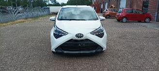 škoda osobní automobily Toyota Aygo Facelift 1.0-VVT-i 72pk X-Play uitvoering Airconditioning Led koplampen led achterlichten Leren stuurwiel met radio bediening Elektrische ramen Elektrische-spiegels met verwarming Centrale vergrendeling met afstandsbediening 2018/9