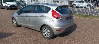 Ford Fiesta 1.5-TDCI Airconditioning Led koplampen Parkeersensoren voor en achter Elektrische inklapbare buitenspiegels met verwarming en led verlichting Stoelverwarming Leren stuurwiel met radio bediening picture 5