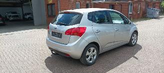Kia Venga 1.6 Automaat Keyless-entry Climatecontrol Stoelverwarming stuurwiel met radio bediening 4xElektrische ramen Elektrische inklapbare buitenspiegels met verwarming Privacy glas Parkeersensoren achter trekhaak 16-inch velgen Mistlampen armsteun voor Links en picture 8
