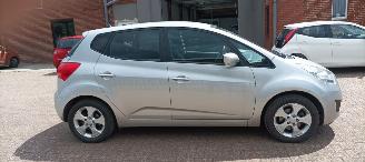 Kia Venga 1.6 Automaat Keyless-entry Climatecontrol Stoelverwarming stuurwiel met radio bediening 4xElektrische ramen Elektrische inklapbare buitenspiegels met verwarming Privacy glas Parkeersensoren achter trekhaak 16-inch velgen Mistlampen armsteun voor Links en picture 6