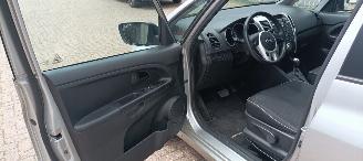 Kia Venga 1.6 Automaat Keyless-entry Climatecontrol Stoelverwarming stuurwiel met radio bediening 4xElektrische ramen Elektrische inklapbare buitenspiegels met verwarming Privacy glas Parkeersensoren achter trekhaak 16-inch velgen Mistlampen armsteun voor Links en picture 11