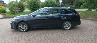 damaged passenger cars Kia Ceed Premium Edition 1.6 136pk Leder Sportstoelen Memory Navigatie Jbl sound System Climatecontrol CruiseControl 4xStoelverwarming Full-Led koplampen keyless Entry Blindspot systeem automatische inparkeer systeem elektrische achterklep Dab Radio Achteruitrijca 2018/9