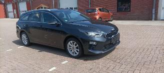 Avarii autoturisme Kia Ceed Sportswagon 1.6-CRDI 136pk JBL Dab Navigatie Climatecontrol Leren Sportstoelen -Memory Elektrische-Achterklep Blindspot systeem Achteruitrijcamera Full-Led koplampen Led achterlichten 2018/9