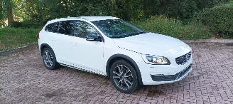 krockskadad bil auto Volvo V-60 Cross-Country 2.4-Automaat 190pk 4x4 Navigatie Xenon Leder Climatecontrol CruiseControl Stoelverwarming Lichtautomaat cruisecontrol Privacyglas Led Dagrijverlichting Led achterlichten  Trekhaak 2016/11