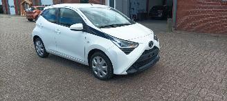 Damaged car Toyota Aygo Bj: 09-2018 Facelift X-Play 1.0-VVT-i Airconditioning Leren stuurwiel Deelbare achterbank getinte ruiten Elektrische ramen Elektrische-spiegels Led Dagrijverlichting led achterlichten 2018/9