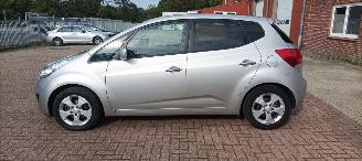 Kia Venga Bj:08-2013 Automatik 1.6-16v 125pk Climatecontrol Stoelverwarming Lichtautomaat 4xElektrische ramen Elektrische-spiegels met verwarming en automatische inklapbaar Privacyglas keyless Entry trekhaak Parkeersensoren mistlampen Metallic Lak picture 2
