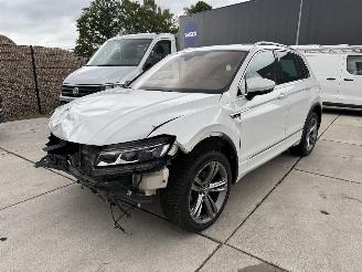 Schadeauto Volkswagen Tiguan 1.5 TSI R-LINE AUTOMAAT-PANO-CAMERA-NAVI 2019/2