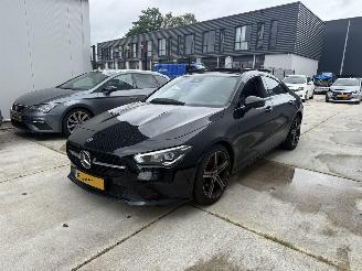 krockskadad bil auto Mercedes Cla-klasse 180 LUXURY LINE PANO - SFEER - NAVI - CAMERA - LED - KEYLESS 2022/9