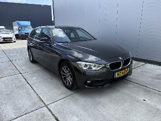 krockskadad bil auto BMW 3-serie 318i Centennial Executive NAVI - CLIMA - PDC 2017/2