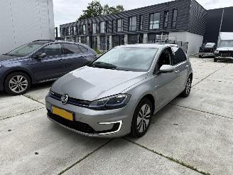 damaged passenger cars Volkswagen e-Golf 100 KW WARMTE POMP-NAVI-LED-CRUISE-136 PK 2019/2