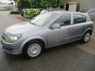 Schadeauto Opel Astra 1.4 I ESSENTIA  AIRCO 2004/8