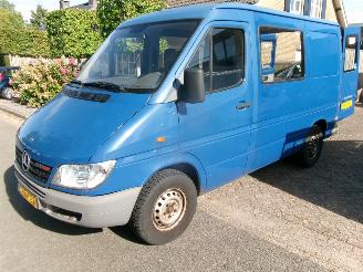 skadebil bedrijf Mercedes Sprinter 208 CDI INVALIDE VERVOER ELEC LIFT 2003/5