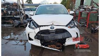 Coche siniestrado Toyota Yaris Yaris IV (P21/PA1/PH1), Hatchback, 2020 1.5 12V Hybrid 115 2021/7
