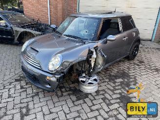 Salvage car Mini Cooper R53 1.6 2006/10
