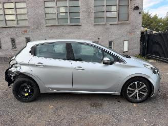 Vaurioauto  passenger cars Peugeot 208 ALLURE 2018/4