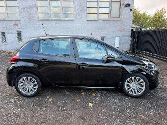 damaged passenger cars Peugeot 208 1.2 I 2019/2