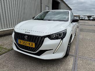krockskadad bil auto Peugeot 208 1.2 PureTech Allure 2022/9