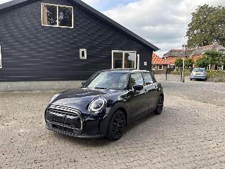 damaged passenger cars Mini Cooper SPORT 1.5 PANO AUTOMAAT LEER NAVIGATIE LED NAVI B.J 2021 2021/5