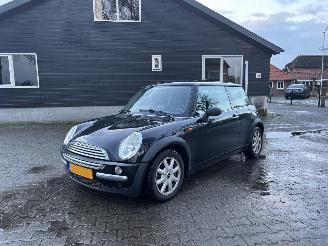 Vaurioauto  passenger cars Mini One 1.6 EDITION PANO AIRCO B.J 2003 geen schade APK t/m Maart 2027 !!!! 2003/5