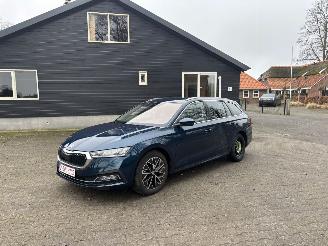 Avarii autoturisme Skoda Octavia AUTOMAAT HYBRIDE NAVI CLIMA VIRT DASH CAMERA TREKHAAK LED B.J 12-2024 2024/12
