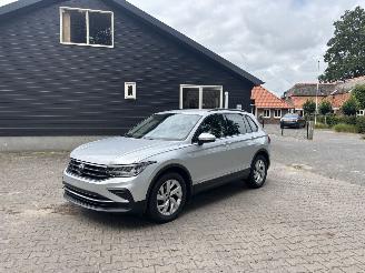 krockskadad bil auto Volkswagen Tiguan 5 AUTOMAAT 150 PK NAVI CLIMA CAMERA LED TREKHAAK B.J 2024 2024/1