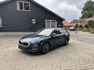 Voiture accidenté Skoda Octavia AUTOMAAT HYBRIDE NAVI CLIMA VIRT DASH CAMERA TREKHAAK LED B.J 12-2024 2024/12