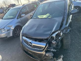 uszkodzony samochody osobowe Opel Zafira  2010/10
