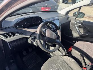 Peugeot 208  picture 9