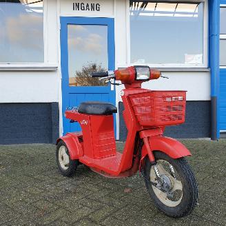 krockskadad bil bromfiets Honda  Joy 1980/1