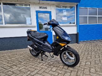 krockskadad bil bromfiets Peugeot  SPEEDFIGHT 2 STROKE 2005/8