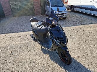 krockskadad bil bromfiets Piaggio  ZIP 45KM 2012/8