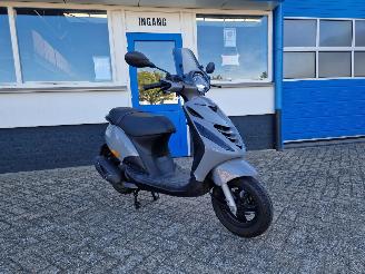 skadebil bromfiets Piaggio  ZIP 45KM BROM E5 2022/6