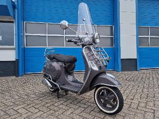 krockskadad bil bromfiets Vespa  LXV VIE DELLA MODA 2012/10