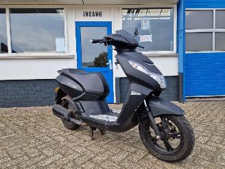krockskadad bil bromfiets Peugeot  KISBEE BLACK EDITION 2021/7