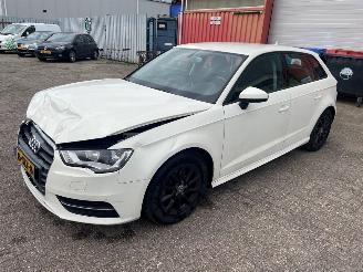 Auto incidentate Audi A3 1.6 TDI Ultra 16V Hatchback 4Dr Diesel 1.598cc 81kW (110pk) FWD 2013-09/2015-04 (8VA; 8VF) CRKB 2013/11