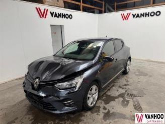 damaged passenger cars Renault Clio  2021/8