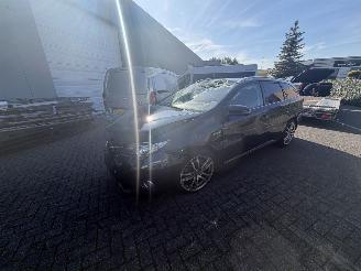 uszkodzony samochody osobowe Toyota Auris Touring Sports 1.8 hybrid 2014/5