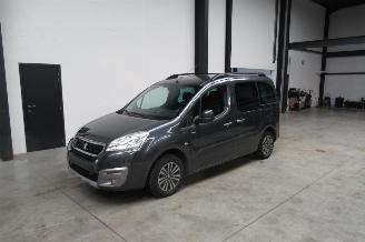 krockskadad bil auto Peugeot Partner TEPEE 2017/6